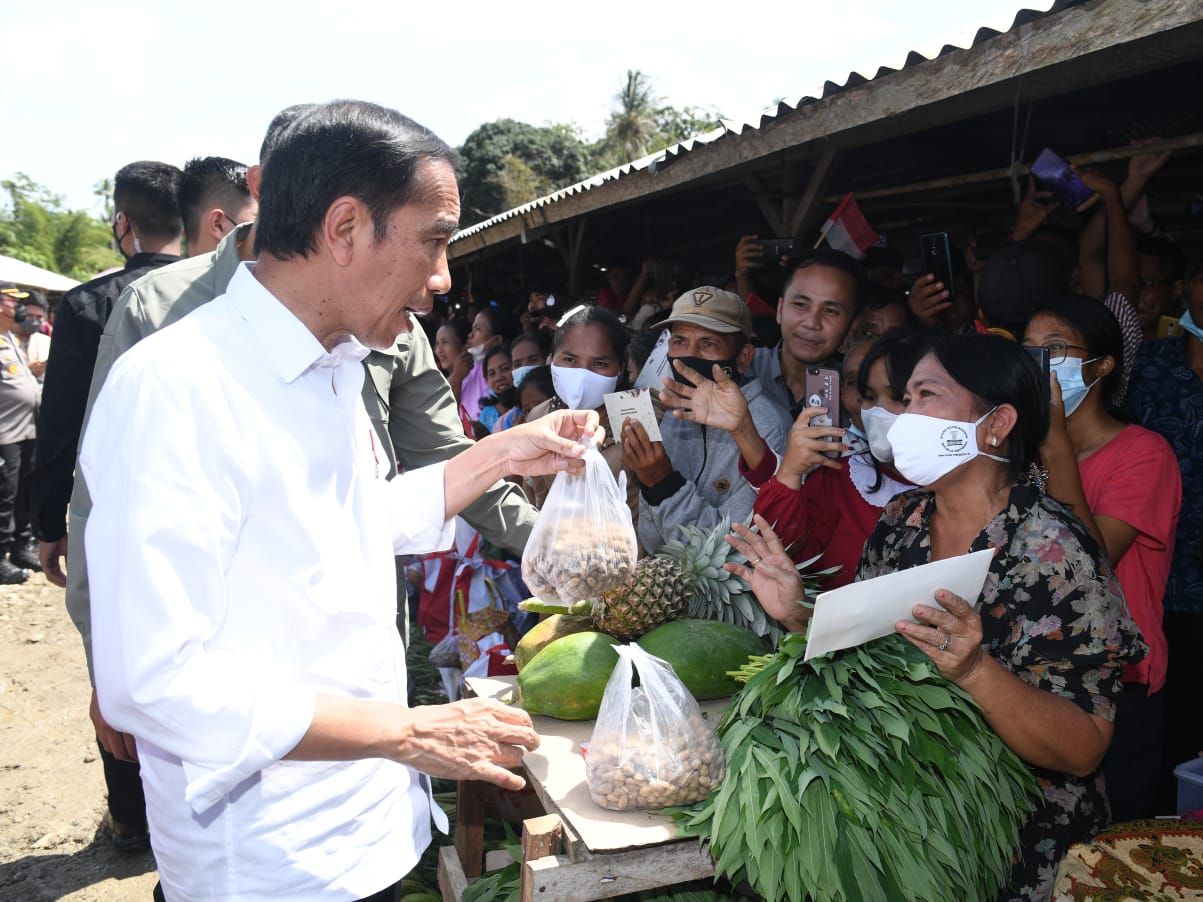 Presiden Joko Widodo mengunjungi Pasar Alasa di Kabupaten Nias Utara, Sumatera Utara, Rabu (6/7/2022). (Foto: Kris - Biro Pers Sekretariat Presiden)