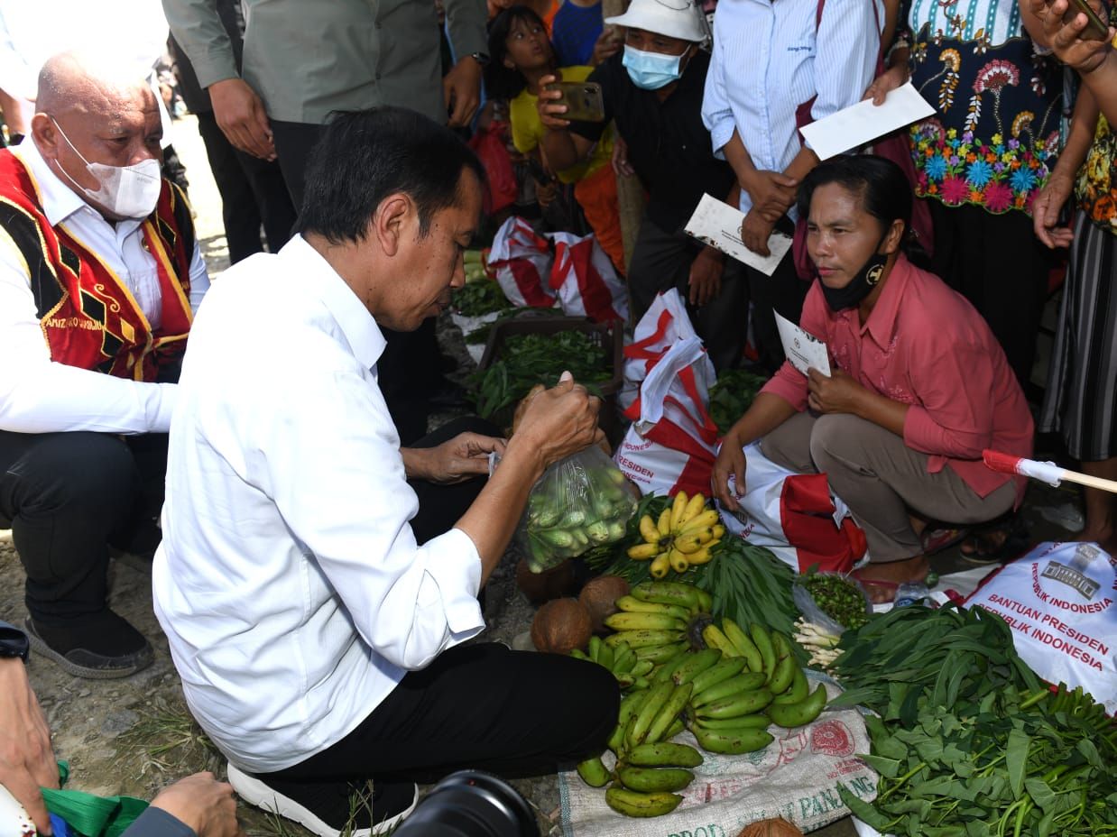 Presiden Joko Widodo mengunjungi Pasar Alasa di Kabupaten Nias Utara, Sumatera Utara, Rabu (6/7/2022). (Foto: Kris - Biro Pers Sekretariat Presiden)