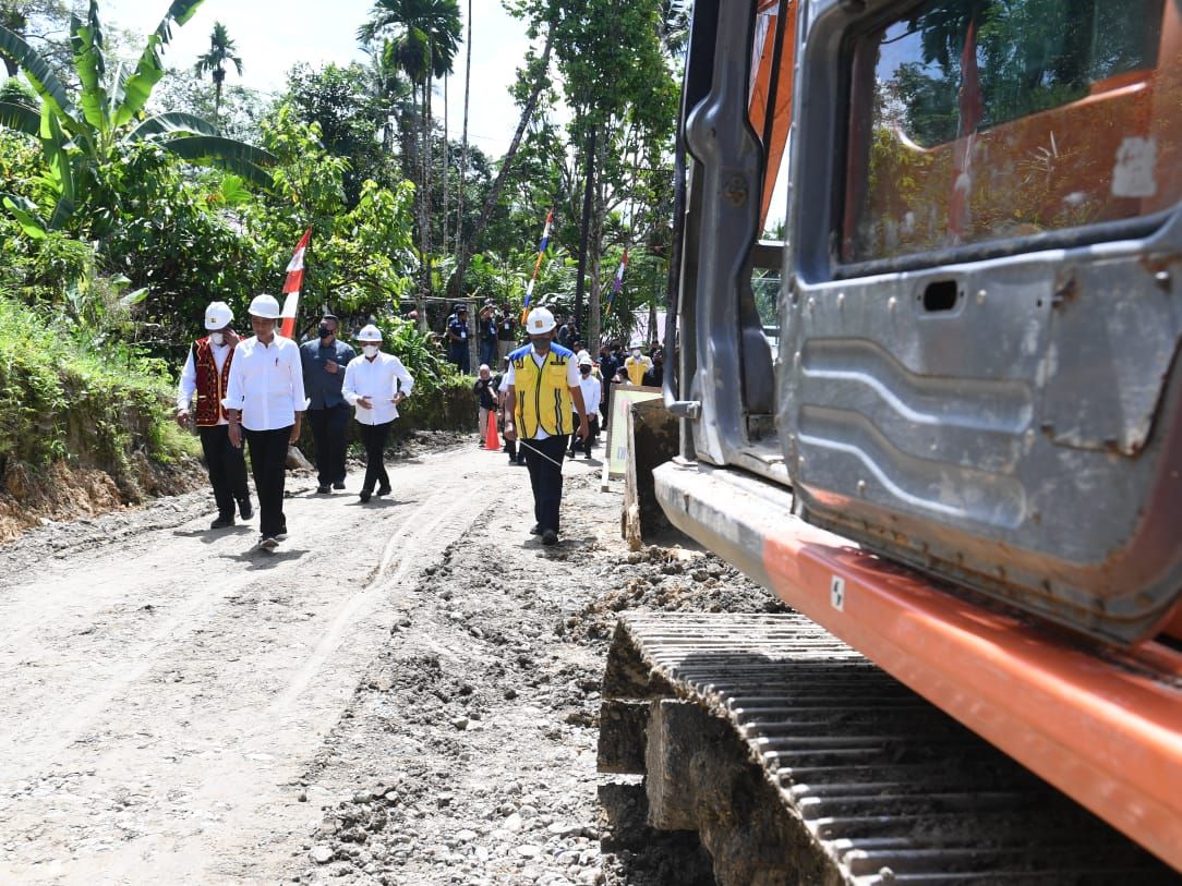 Presiden Joko Widodo meninjau proyek peningkatan struktur jalan Laehuwa-Ombolata-Tumula-Faekhuna’a di Kabupaten Nias Utara, Provinsi Sumatra Utara, pada Rabu, 6 Juli 2022. (Foto: Kris - Biro Pers Sekretariat Presiden)