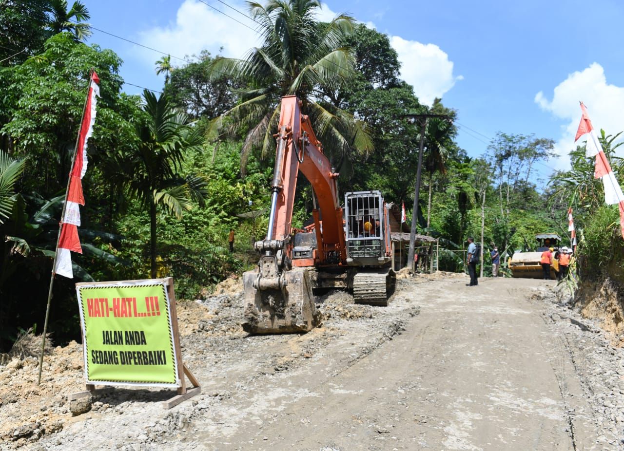 Presiden Joko Widodo meninjau proyek peningkatan struktur jalan Laehuwa-Ombolata-Tumula-Faekhuna’a di Kabupaten Nias Utara, Provinsi Sumatra Utara, pada Rabu, 6 Juli 2022. (Foto: Kris - Biro Pers Sekretariat Presiden)