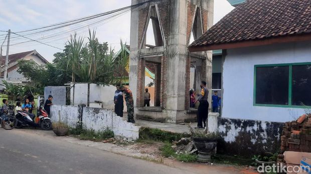 pria tewas loncat dari menara masjid