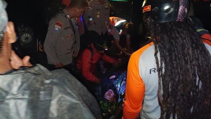 Proses evakuasi pelari maraton Malang