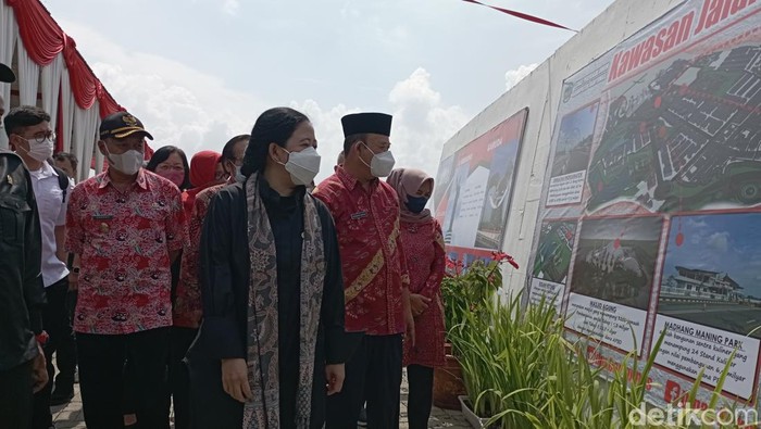 Puan melihat foto rancangan Kawasan Bung Karno