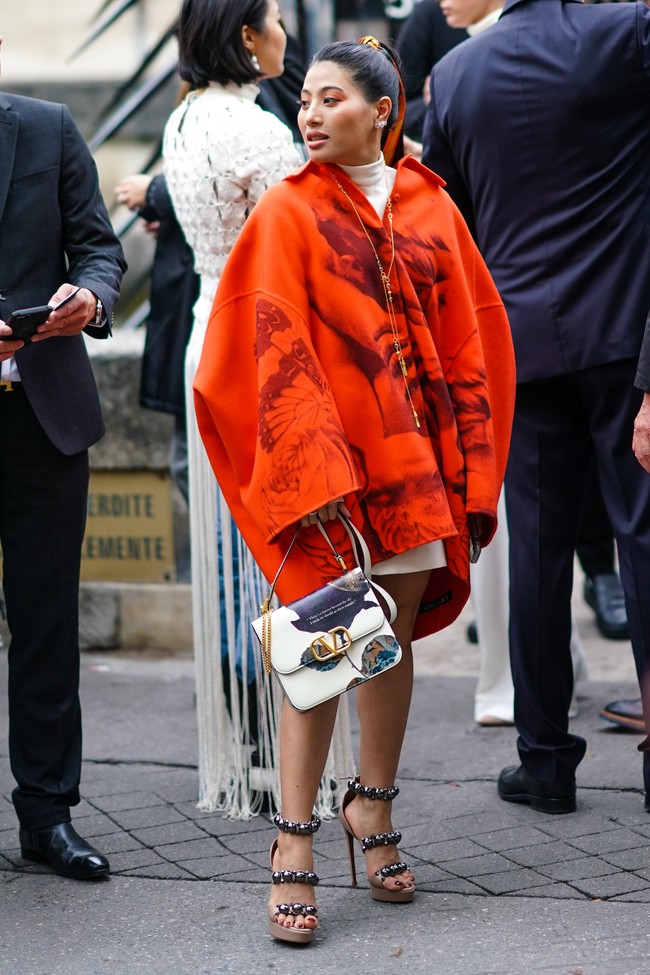 Gaya Putri Sirivannavari Nariratana di fashion show, stylish dengan oversized coat. (Foto: Getty Images/Edward Berthelot)