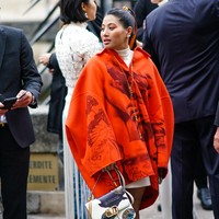 Gaya Putri Sirivannavari Nariratana di fashion show, stylish dengan oversized coat. (Foto: Getty Images/Edward Berthelot)
