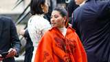 9 Gaya Stylish Putri Thailand di Paris, Teranyar Pakai Gaun Puting Emas