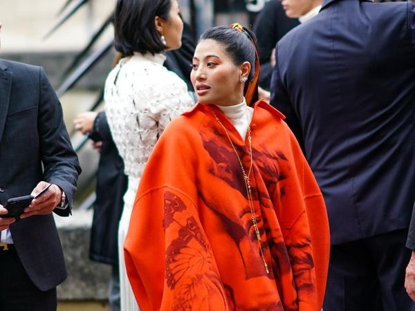 9 Gaya Stylish Putri Thailand di Paris, Teranyar Pakai Gaun Puting Emas