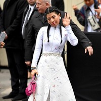 Gaun dengan sentuhan athleisure yang unik membungkus tubuh Putri Sirivannavari Nariratana di fashion show Chanel pada Oktober 2019. (Foto: Getty Images/Jacopo Raule)