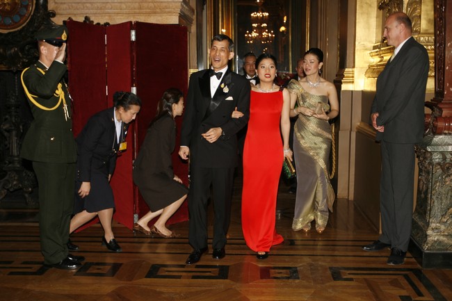 Putri Sirivannavari Nariratana dan ayahnya, Raja Vajiralongkorn, menghadiri jamuan makan malam usai fashion show koleksi perdananya yang disponsori Balmain di Paris Fashion Week 2007. Gaun merah elegan menjadi andalan. (Foto: Gamma-Rapho via Getty Images/Patrick AVENTURIER)