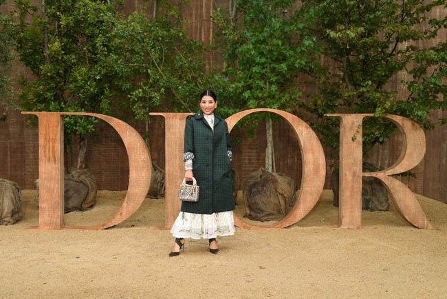 Di fashion show Dior, Putri Sirivannavari Nariratana mengandalkan gaun yang dibungkus coat hijau. (Foto: Getty Images for Christian Dior/Pascal Le Segretain)