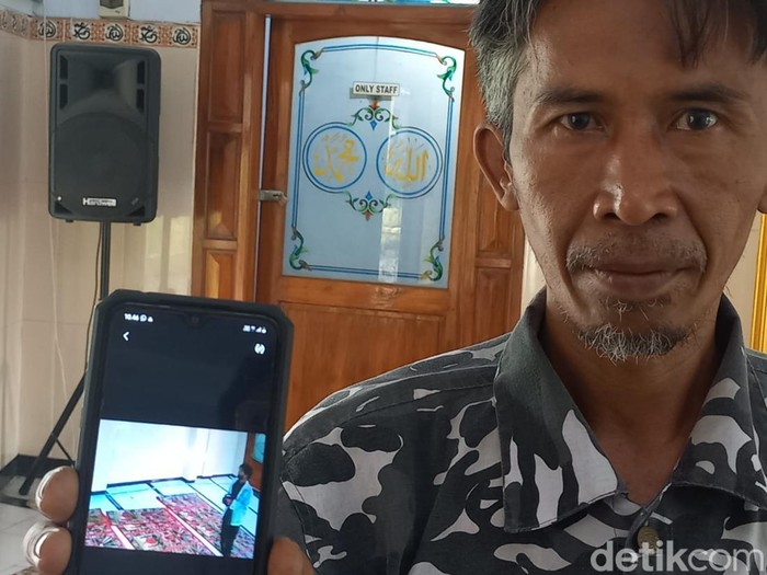 Rekaman CCTV pencurian kotak amal masjid di Jombang