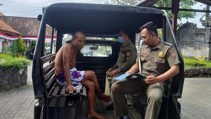 RH diamankan oleh petugas Satpol PP Kabupaten Karangasem, Rabu (6/7/2022). Pria yang merupakan ODGJ tersebut ditangkap setelah mengamuk di depan sebuah vila di wilayah Jasri, Kelurahan Subagan.