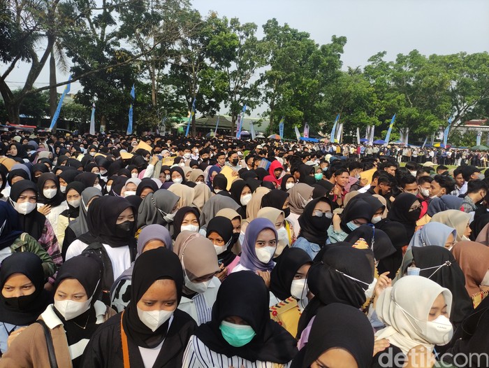 Ribuan pencari kerja antre panjang untuk mendapatkan giliran memasukan lamaran kerja di Job Fair Cianjur 2022