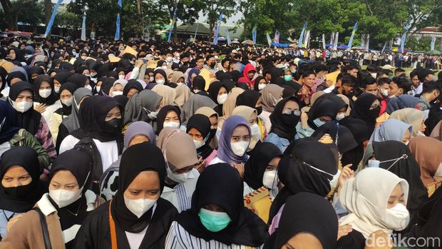 Ribuan pencari kerja antre panjang untuk mendapatkan giliran memasukan lamaran kerja di Job Fair Cianjur 2022