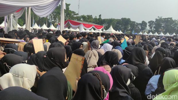 Ribuan pencari kerja antre panjang untuk mendapatkan giliran memasukan lamaran kerja di Job Fair Cianjur 2022