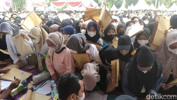 Ribuan pencari kerja antre panjang untuk mendapatkan giliran memasukan lamaran kerja di Job Fair Cianjur 2022