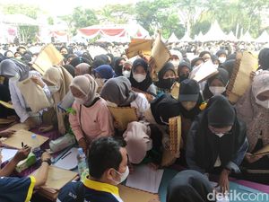 Lautan Manusia Padati Job Fair di Prawatasari Cianjur