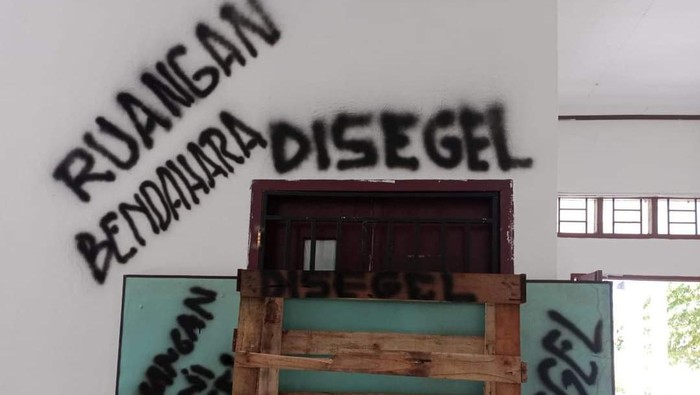 Ruangan sekretaris dewan dan bendahara Sekretariat DPRD Konawe disegel.