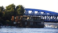 Pemerintah Mesir mendesak untuk menghancurkan rangkaian rumah perahu dari tepi Sungai Nil karena dinilai sebagai tempat tinggal tanpa izin.  