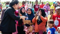 Puan mengunjungi perkebunan bawang di Desa Larangan, Kabupaten Brebes, Selasa (5/7/2022). Kedatangan Puan di Desa Larangan disambut antusias oleh masyarakat. Mereka pun mengabadikan momen tersebut dengan berfoto ria bersama Ketua DPR RI itu.