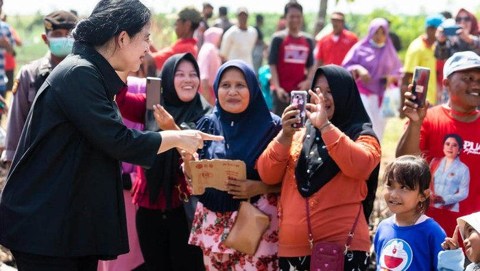 Ketua DPR RI Puan Maharani melakukan kunjungan ke Desa Larangan, Kabupaten Brebes, Jawa Tengah. Dalam kunjungan tersebut, Puan ikut menanam bawang sambil mendengarkan keluh kesah para petani bawang di Brebes.