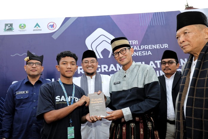 Sandiaga Uno Bagi Tips Investasi ke Santri