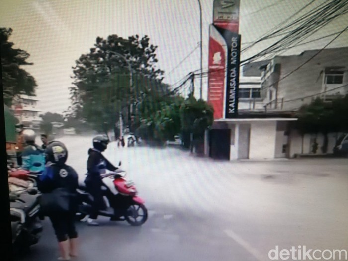 Sebuah video yang memperlihatkan gas yang disebut-sebut oksigen memenuhi jalan di Tangerang, Banten viral di media sosial (medsos). (Repro video viral) Sebuah video yang memperlihatkan gas yang disebut-sebut oksigen memenuhi jalan di Tangerang, Banten viral di media sosial (medsos). (Repro video viral)
