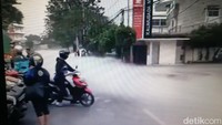 Kemunculan gas putih yang menyebar di ruas badan itu sempat membuat warga panik. (Repro video viral)