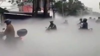 Tampak gas putih tersebut cukup pekat dan tinggi. Pemotor yang ada di jalan hanya tampak setengah badan (Screenshot video viral)