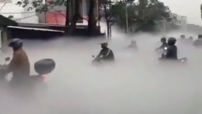 Sebuah video yang memperlihatkan gas yang disebut-sebut oksigen memenuhi jalan di Tangerang, Banten viral di media sosial (medsos). (Screenshot video viral)