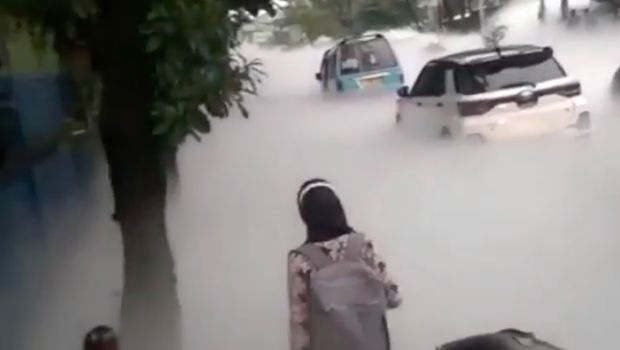 Sebuah video yang memperlihatkan gas yang disebut-sebut oksigen memenuhi jalan di Tangerang, Banten viral di media sosial (medsos). (Screenshot video viral)