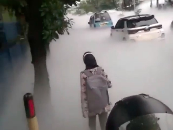 Sebuah video yang memperlihatkan gas yang disebut-sebut oksigen memenuhi jalan di Tangerang, Banten viral di media sosial (medsos). (Screenshot video viral) Sebuah video yang memperlihatkan gas yang disebut-sebut oksigen memenuhi jalan di Tangerang, Banten viral di media sosial (medsos). (Screenshot video viral)
