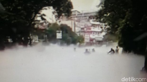 Sebuah video yang memperlihatkan gas yang disebut-sebut oksigen memenuhi jalan di Tangerang, Banten viral di media sosial (medsos). (Repro video viral)