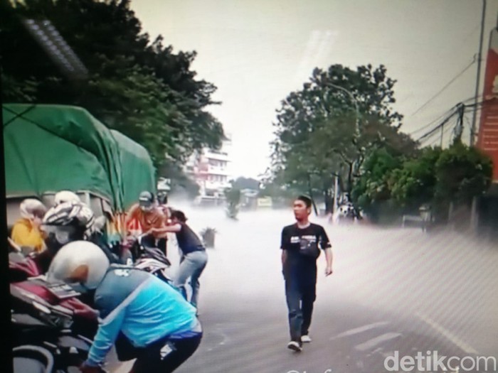 Sebuah video yang memperlihatkan gas yang disebut-sebut oksigen memenuhi jalan di Tangerang, Banten viral di media sosial (medsos). (Repro video viral)