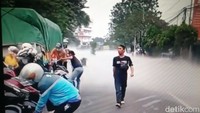 Sejumlah warga yang mengendarai sepeda motor memutar balik perjalanan karena keberadaan gas putih tersebut. Peristiwa itu disebut terjadi di Jalan Gatot Subroto, Cimone, Karawaci, Tangerang (Repro video viral)