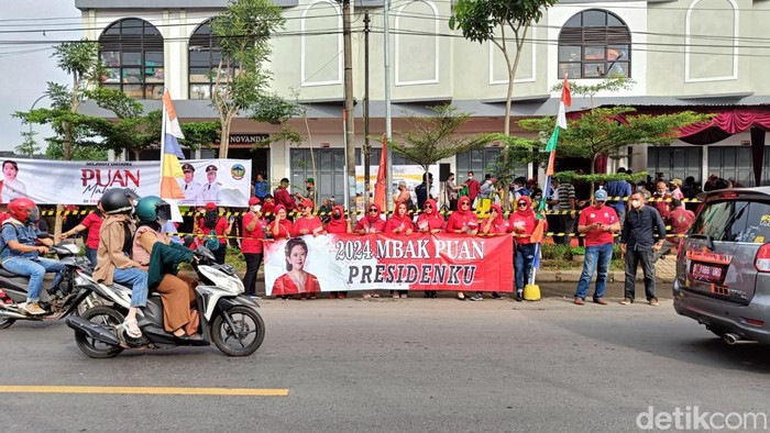 Sejumlah ibu membentangkan spanduk dukungan Puan Presiden 2024 di Banyumas, Rabu (6/7/2022).