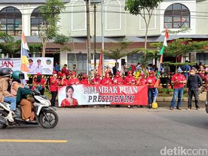 Resmikan Pasar di Banyumas, Puan Disambut Spanduk Presiden 2024
