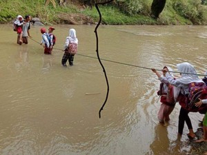Pelajar Nyalindung Seberangi Sungai Pakai Tali, Hasim Adnan Janji Bangun Jembatan