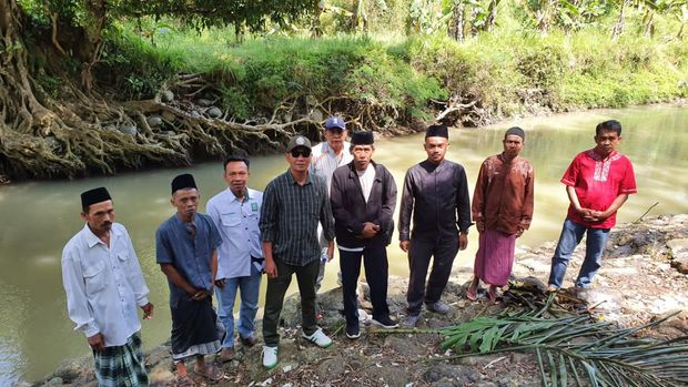 Sejumlah pelajar di Sukabumi sebrangi sungai.