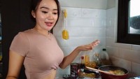 Selain itu, Wika yang lahir di Bogor, jago memasak dengan bahan-bahan makanan sederhana. Bahkan ia tak segan untuk turun tangan langsung ke dapur. Foto: Instagram @wikasalim