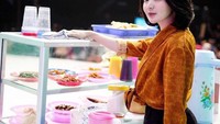Tak hanya mengisi acara sebagai penyanyi. Dirinya sering menjadi bintang tamu berbagai acara tv sekaligus acara komedi. Ini gayanya saat berperan sebagai penjaga warung nasi. Foto: Instagram @wikasalim