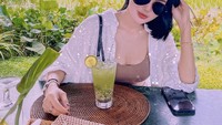 Pemandangan sawah cantik jadi background Wika bersantai. Ditemani segelas es buah yang dingin segar. Foto: Instagram @wikasalim