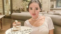 Rayakan ulang tahunnya, Wika pamer kue tiramisu enak dengan tulisan selamat ulang tahun dengan saus cokelat di kafe mewah. Foto: Instagram @wikasalim