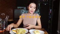 Terakhir ini gaya serous Wika masak tumis sayur dengan buah-buahan seharga Rp 10.000 saja lho! Foto: Instagram @wikasalim