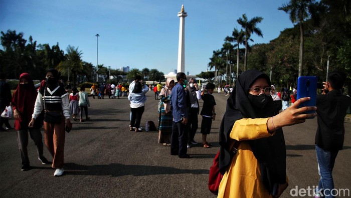 Monumen Nasional kembali dibuka setelah sempat ditutup akibat pandemi Corona. Dibukanya kembali tempat wisata itu disambut gembira oleh masyarakat Jakarta dan sekitarnya.