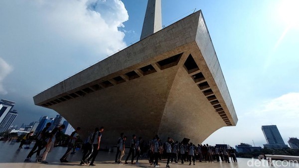 Sejumlah warga menikmati suasana di kawasan Monumen Nasional (Monas), Jakarta, Selasa (5/7/2022).