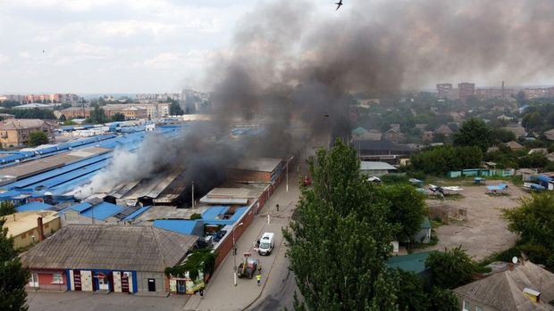 Foto udara menunjukkan asap mengepul dari pasar akibat pemboman yang dilancarkan oleh Rusia di Ukraina berlanjut di Sloviansk, wilayah Donetsk, Ukraina, Selasa (5/7/2022). Otoritas Ukraina mengungkapkan sebanyak 2 orang tewas dan 7 warga lainnya terluka akibat serangan itu. (Photo by MIGUEL MEDINA/AFP via Getty Images)