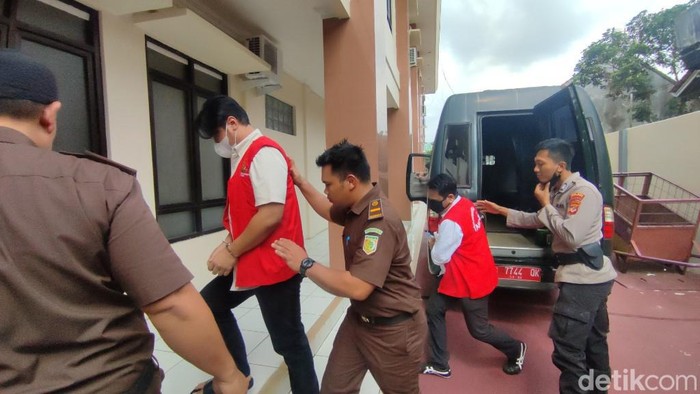 Jaksa saat giring pemoge ke sidang