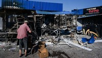 Serangan-serangan Rusia sebelumnya pada Minggu (3/7) menewaskan sedikitnya enam orang dan 19 lainnya luka-luka di kota dengan populasi sebelum perang sekitar 100.000 itu.