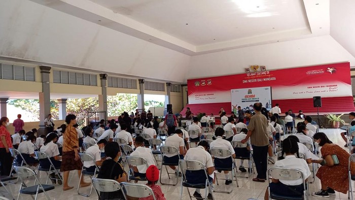 Siswa-siswi saat melakukan pendaftaran ulang di SMA Bali mandara, pada Rabu (6/7/2022).
